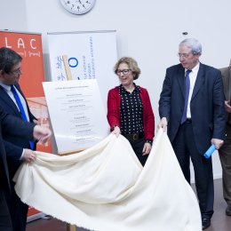  Inauguration, la ministre Geneviève Fioraso dévoile la plaque. Grégoire Maisonneuve / BULAC.