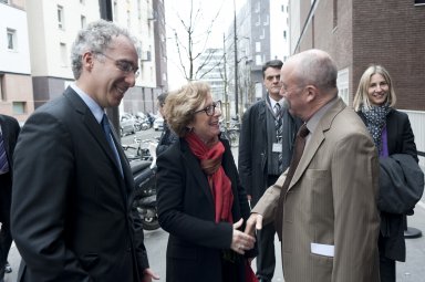 Jacques Legrand (à droite) et François Weil (à gauche) saluent Geneviève Fioraso