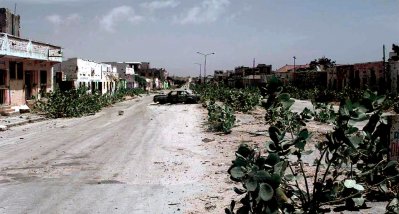Une rue abandonnée du quartier commercial de Mogadiscio (Somalie), sur la ligne verte
