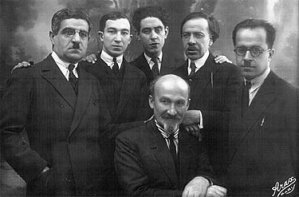 Comité du journal « Haratch » à Paris, février 1928. De gauche à droite : Chavarche Missakian, Armen Lubin, Nechan Bechiktachlian, Melkon Kebabdjian, Chavarch Nartouni, Teotig (assis).