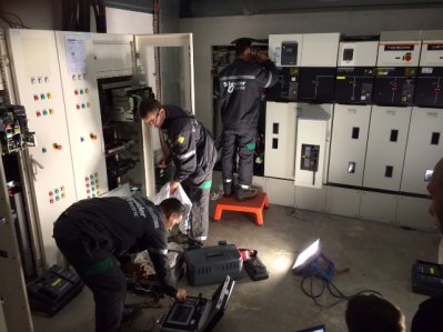 Maintenance biennale des cellules et des transformateurs (20 000 volts), remplacement des fusibles haute tension, remplacement des batteries du mécanisme de redondance des alimentations ERDF.