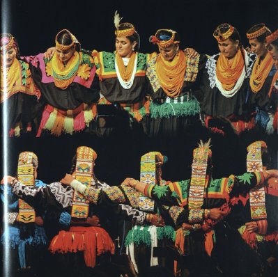 Femmes kalash dansant dans leur couvre-chef coloré et leurs robes brodées noires