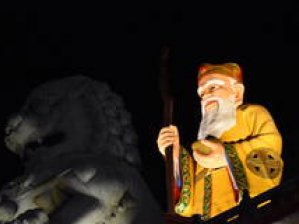 Photographie de la grande statue de Tudi Gong